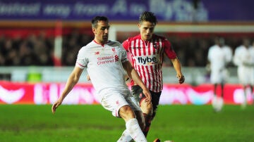 José Enrique retrasa el balón ante la presión del Exeter City