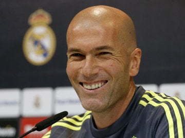 Zinedine Zidane, sonriente en rueda de prensa