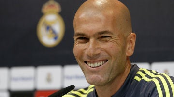 Zinedine Zidane, sonriente en rueda de prensa