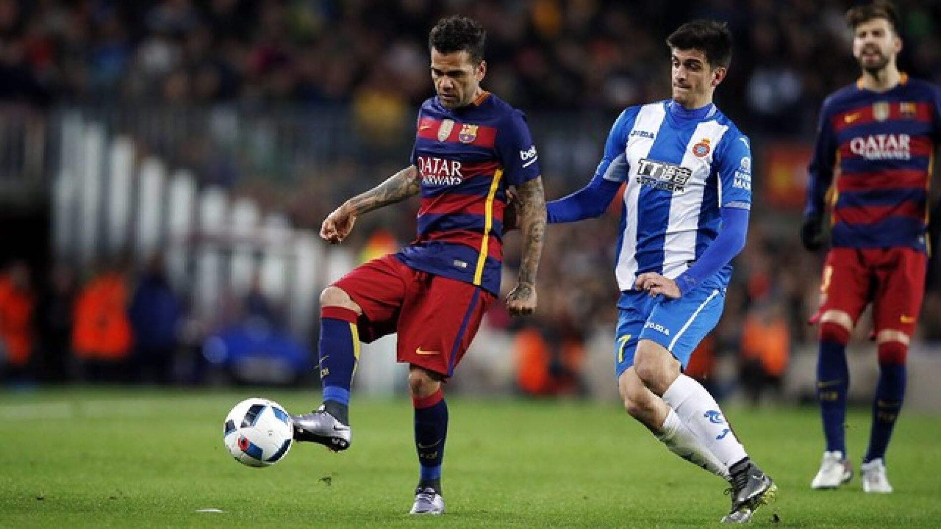 Dani Alves disputando un bal&oacute;n ante Gerard Moreno