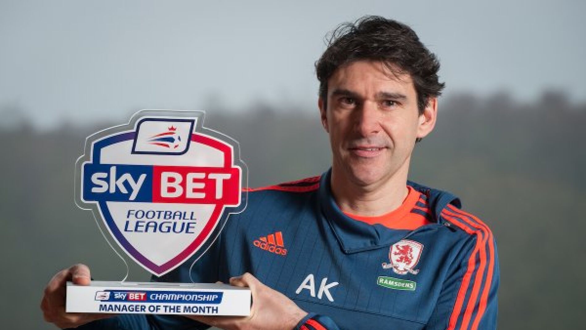 Karanka con el premio del mejor entrenador del mes de diciembre en la League Championship