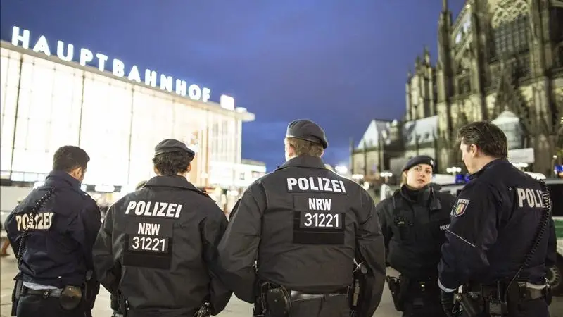 Varios polic&iacute;as patrullan cerca de la estaci&oacute;n central de tren de Colonia, Alemania