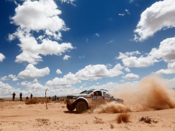 Un coche avanza en el Dakar 2016, ante la mirada de los espectadores