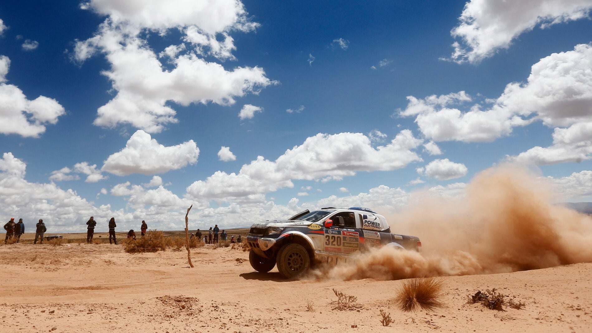 Un coche avanza en el Dakar 2016, ante la mirada de los espectadores