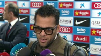 Ovación del Camp Nou a Alves tras llamar 