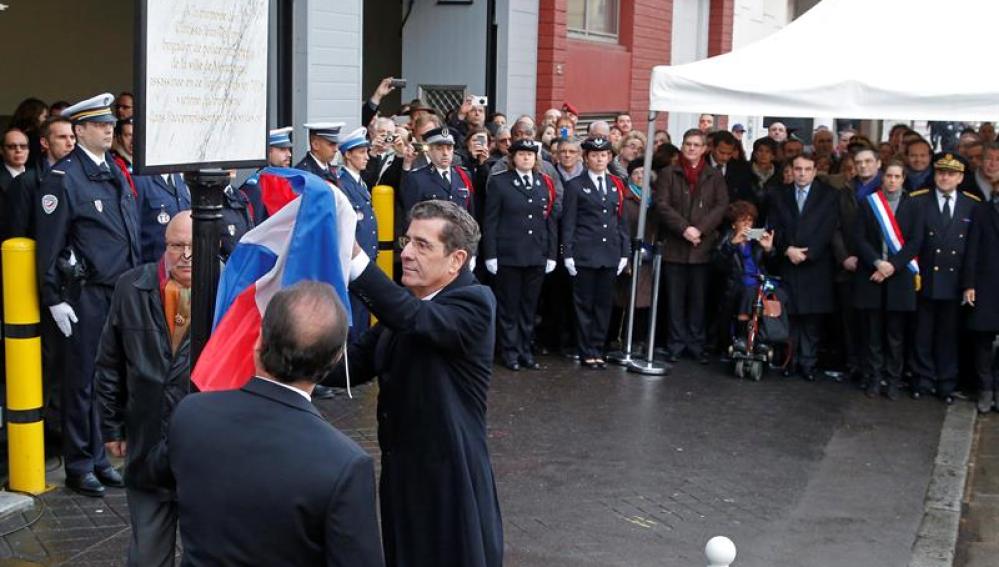 François Hollande descubre una placa en homenaje a las víctimas del ataque de Coulibaly