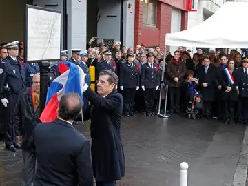 François Hollande descubre una placa en homenaje a las víctimas del ataque de Coulibaly François Hollande descubre una placa en homenaje a las víctimas del ataque de Coulibaly