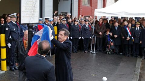 Fran&ccedil;ois Hollande descubre una placa en homenaje a las v&iacute;ctimas del ataque de Coulibaly