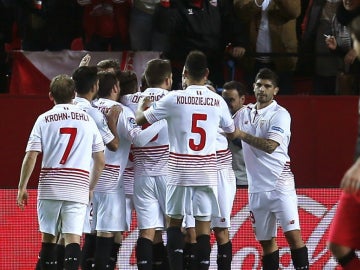 Los jugadores del Sevilla celebran un gol ante el Athletic