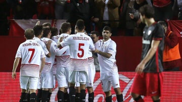 Los jugadores del Sevilla celebran un gol ante el Athletic