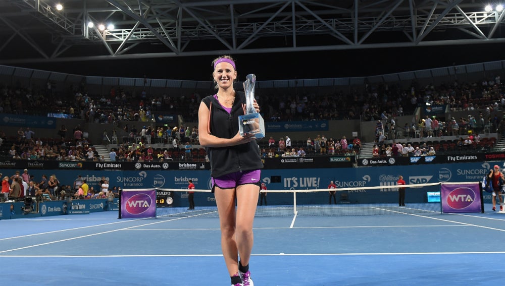 Azarenka, con el trofeo de Brisbane