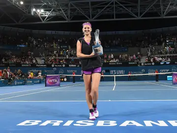 Azarenka, con el trofeo de Brisbane Azarenka, con el trofeo de Brisbane