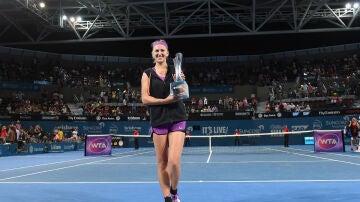 Azarenka, con el trofeo de Brisbane