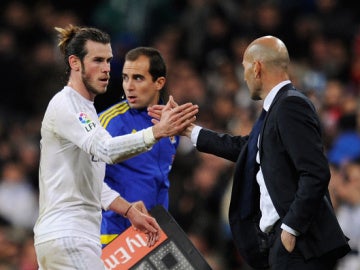 Bale y Zidane, en el estreno del técnico francés en el primer equipo del Real Madrid.