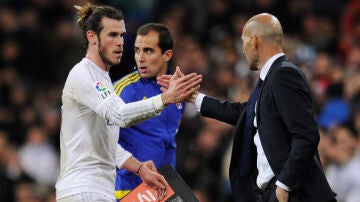 Bale y Zidane, en el estreno del técnico francés en el primer equipo del Real Madrid.