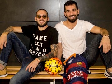 Arda Turan (d) y Aleix Vidal (izq) posan con la camiseta del Barcelona