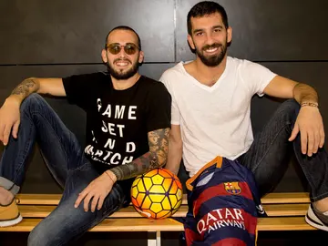 Arda Turan (d) y Aleix Vidal (izq) posan con la camiseta del Barcelona Arda Turan (d) y Aleix Vidal (izq) posan con la camiseta del Barcelona