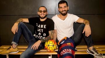 Arda Turan (d) y Aleix Vidal (izq) posan con la camiseta del Barcelona