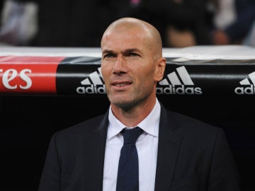 Zidane, en el banquillo del Real Madrid Zidane, en el banquillo del Real Madrid