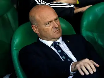 Pepe Mel, pensativo en el banquillo del Betis Pepe Mel, pensativo en el banquillo del Betis