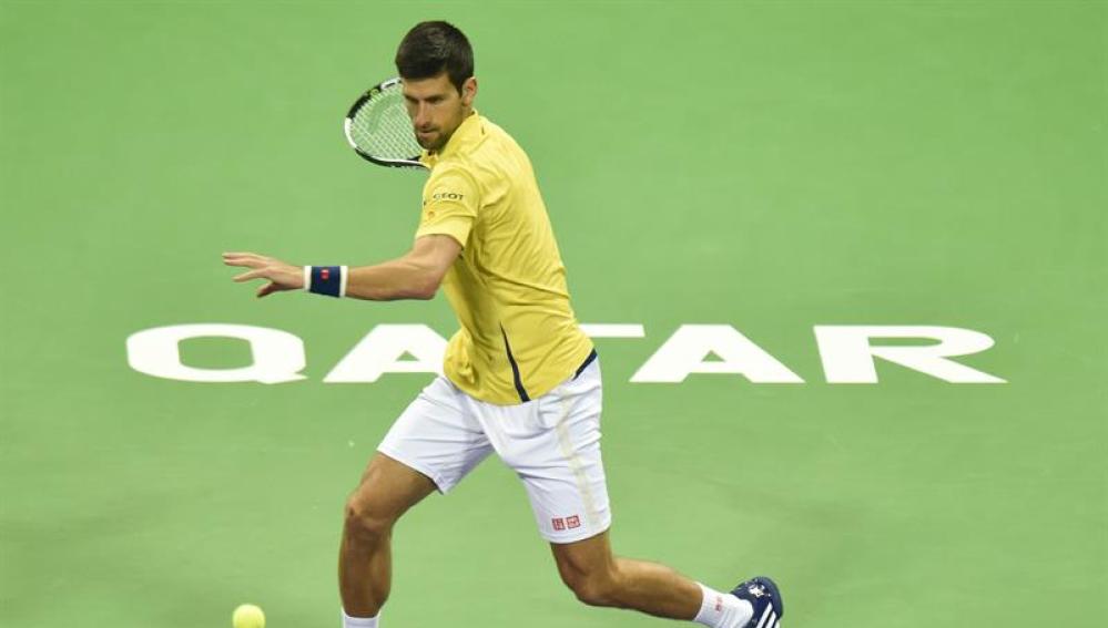 Djokovic devuelve una bola ante Rafa Nadal, en la final de Doha