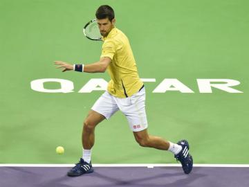 Djokovic devuelve una bola ante Rafa Nadal, en la final de Doha