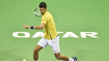 Djokovic devuelve una bola ante Rafa Nadal, en la final de Doha