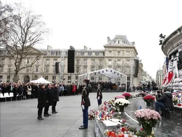 Las autoridades francesas rinden un sobrio homenaje a las víctimas del terrorismo en París Las autoridades francesas rinden un sobrio homenaje a las víctimas del terrorismo en París