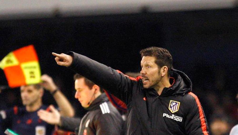 Simeone, dirigiendo al Atlético frente al Celta