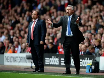 Carlo Ancelotti junto a Rafa Benítez, dirigiendo un encuentro de Premier League Carlo Ancelotti junto a Rafa Benítez, dirigiendo un encuentro de Premier League