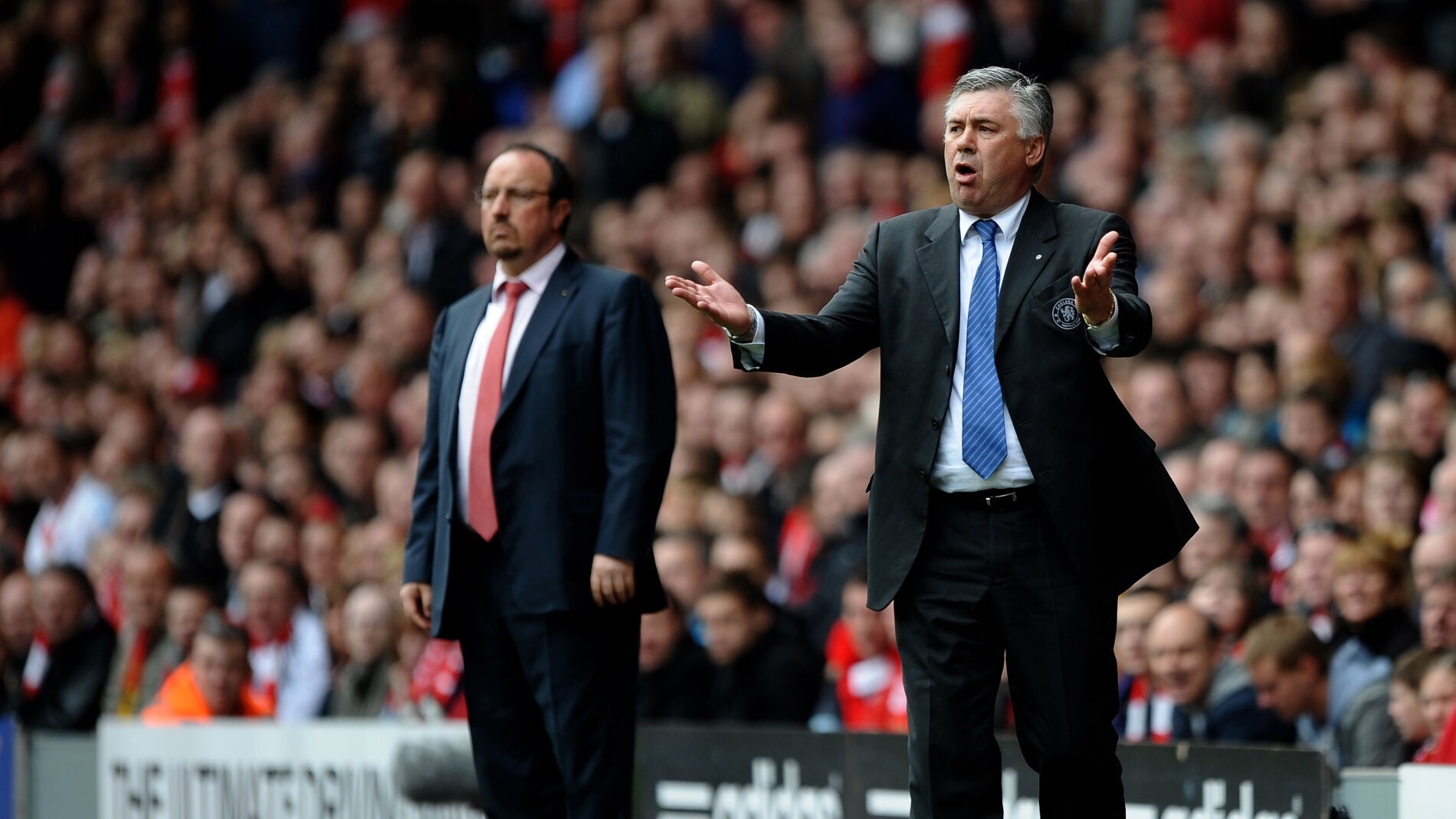 Carlo Ancelotti junto a Rafa Ben&iacute;tez, dirigiendo un encuentro de Premier League