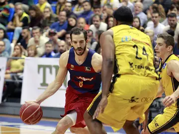 Pau RIbas encara a dos jugadores del Iberostar Pau RIbas encara a dos jugadores del Iberostar