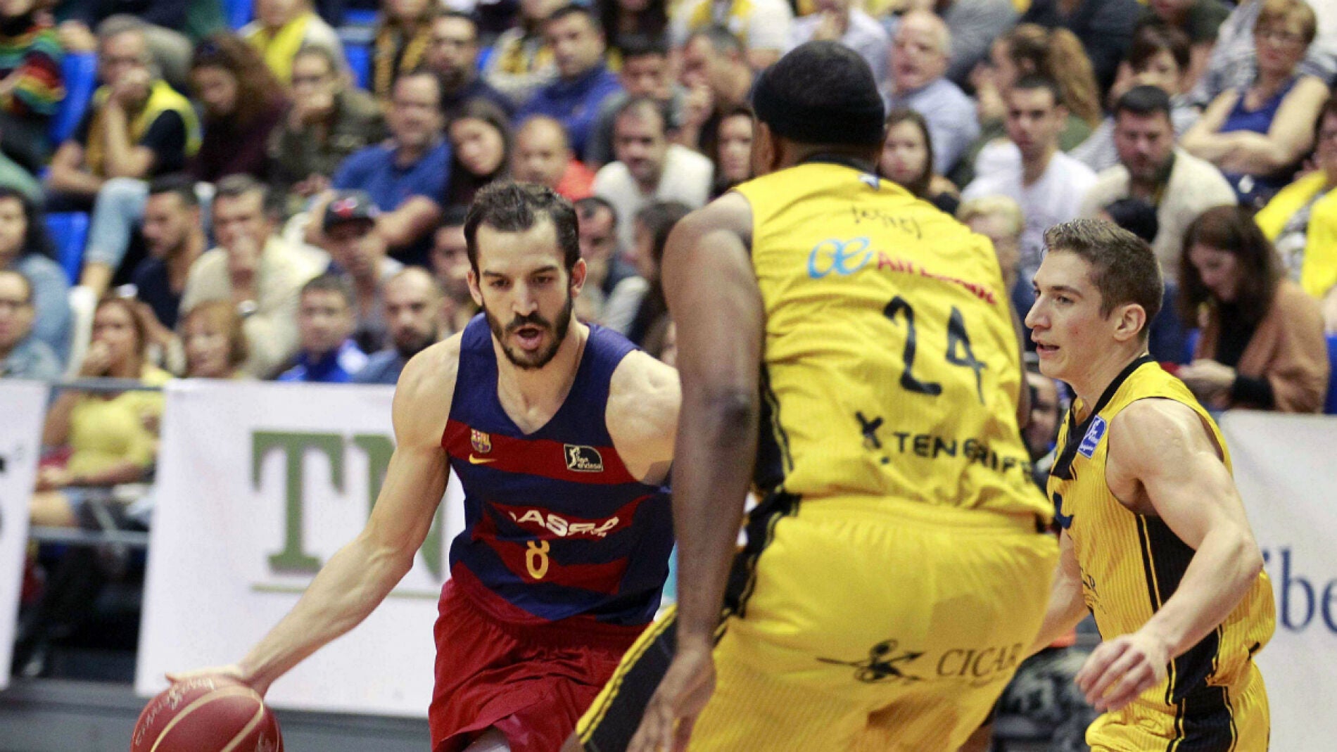 Pau RIbas encara a dos jugadores del Iberostar