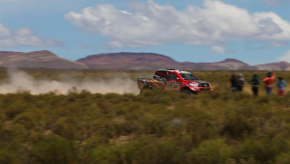 Espectadores presencian la séptima etapa del Dakar
