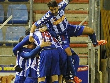 Los jugadores del Alavés celebran el gol frente al Numancia