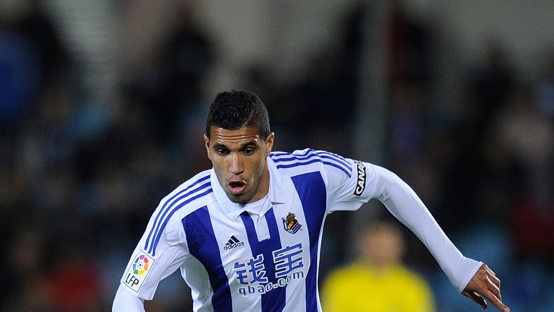 Jonathas conduce el bal&oacute;n en un partido con la Real Sociedad