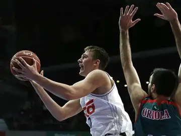 El base esloveno del Real Madrid, Luka Doncic (i), supera al alero del Baloncesto Sevilla, Pierre Oriola (d) El base esloveno del Real Madrid, Luka Doncic (i), supera al alero del Baloncesto Sevilla, Pierre Oriola (d)