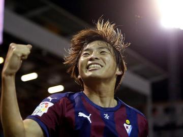 Inui celebra su gol frente al Espanyol