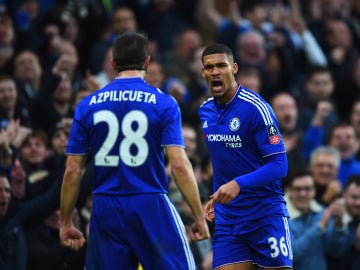 César Azpilicueta celebra un gol junto a Loftus-Cheek