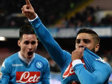 Lorenzo Insigne de Nápoles celebra su gol ante Torino
