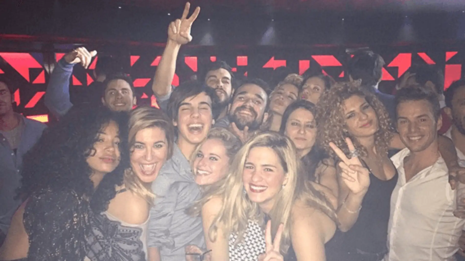 Berta Vázquez de fiesta con los hermanos y amigos de Mario Casas