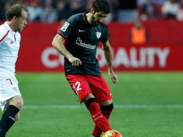 Raúl García, ante el Sevilla