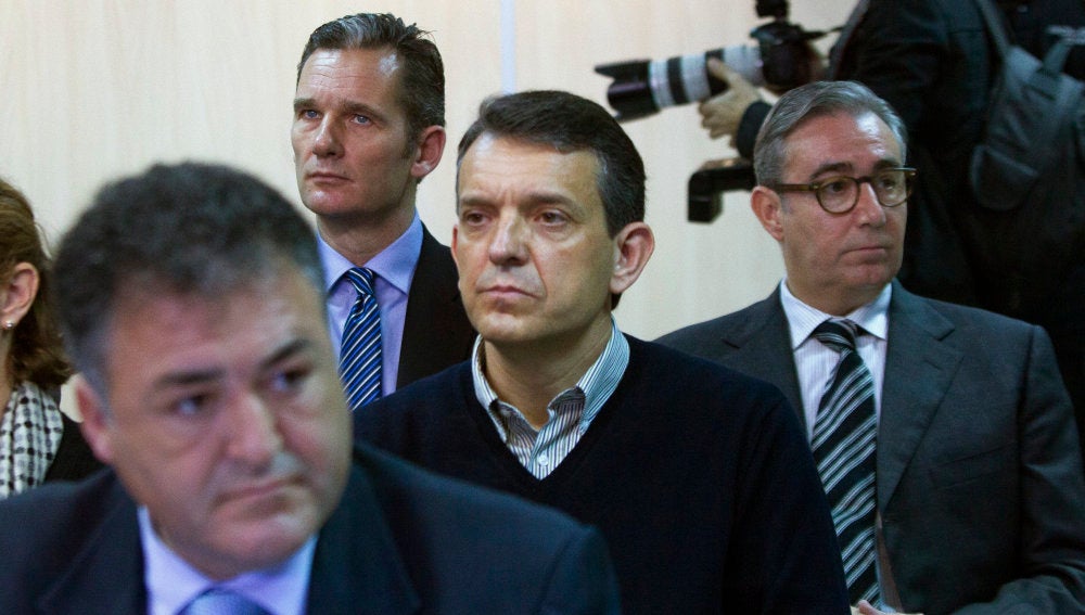 Iñaki Urdangarin y Diego Torres, en el banquillo de los acusados