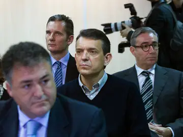 Iñaki Urdangarin y Diego Torres, en el banquillo de los acusados Iñaki Urdangarin y Diego Torres, en el banquillo de los acusados