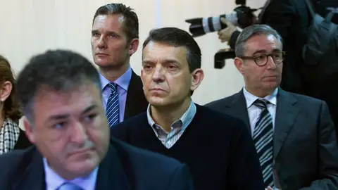 Iñaki Urdangarin y Diego Torres, en el banquillo de los acusados Iñaki Urdangarin y Diego Torres, en el banquillo de los acusados