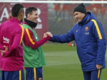 Luis Enrique les desea suerte a sus jugadores, Messi y Neymar, antes de la gala al Balón de Oro