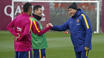 Luis Enrique les desea suerte a sus jugadores, Messi y Neymar, antes de la gala al Balón de Oro