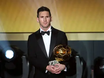 Leo Messi sostiene su quinto Balón de Oro Leo Messi sostiene su quinto Balón de Oro