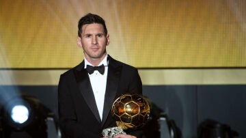 Leo Messi sostiene su quinto Balón de Oro