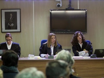Las juezas de la sección primera de la Audiencia de Palma Rocío Martín, Samantha Romero y Eleonor Moyà